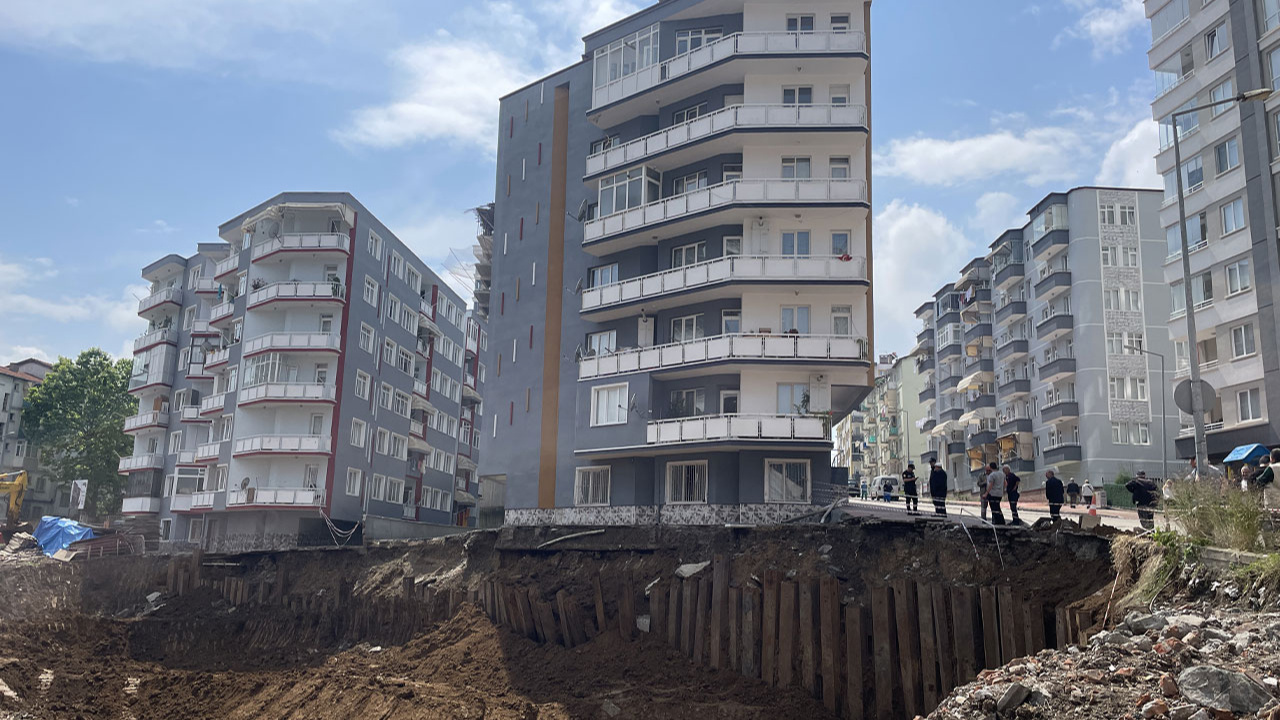 Samsun'da temel kazısında toprak kayması! 6 katlı apartman boşaltıldı!