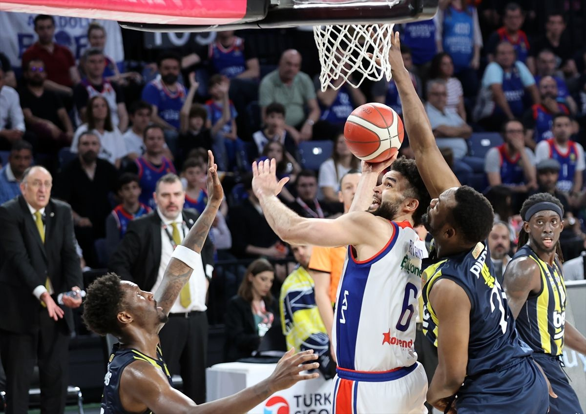 Anadolu Efes Fenerbahçe maçında kavga! Ergin Ataman taraftarlarla tartıştı, maç sonu saha feci karıştı!