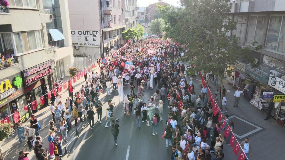 Kiraz Festivali'nde tarihi kortej: On binler caddeyi doldurdu