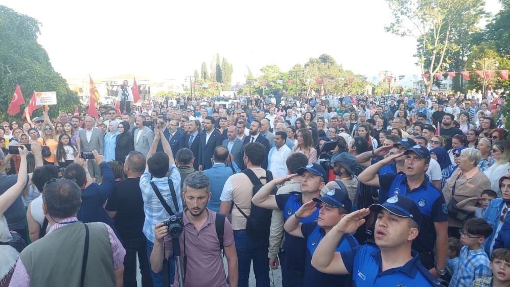 Kiraz Festivali'nde tarihi kortej: On binler caddeyi doldurdu