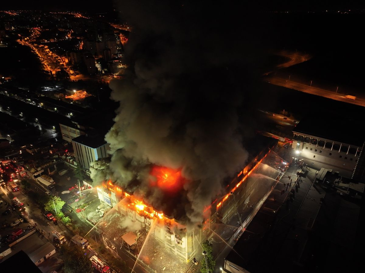 İkitelli Organize Sanayi'de büyük yangın! Saatlerce alev alev yandı: 31 saat sonra kontrol altına alındı!