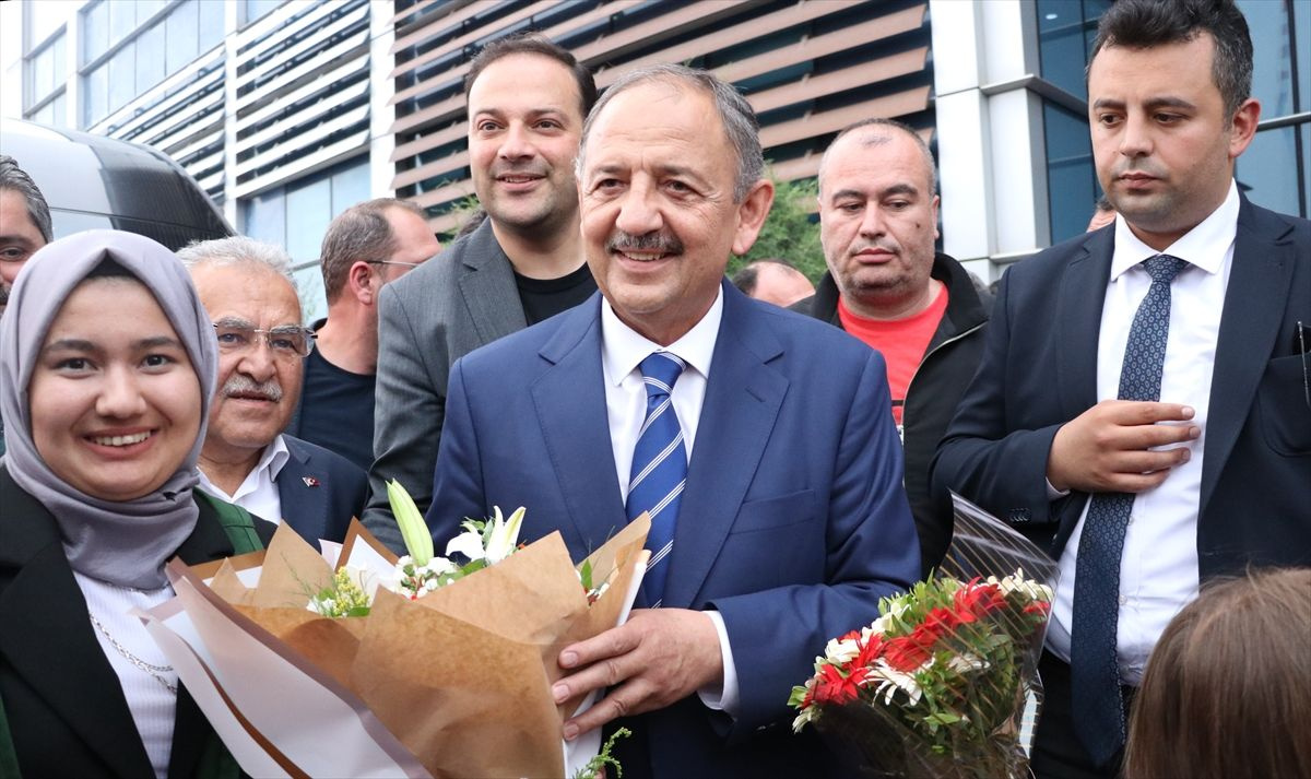 Çevre ve Şehircilik Bakanı Mehmet Özhaseki müjdeyi verdi! Depremzede konutlarında inşaat süresi kısalacak