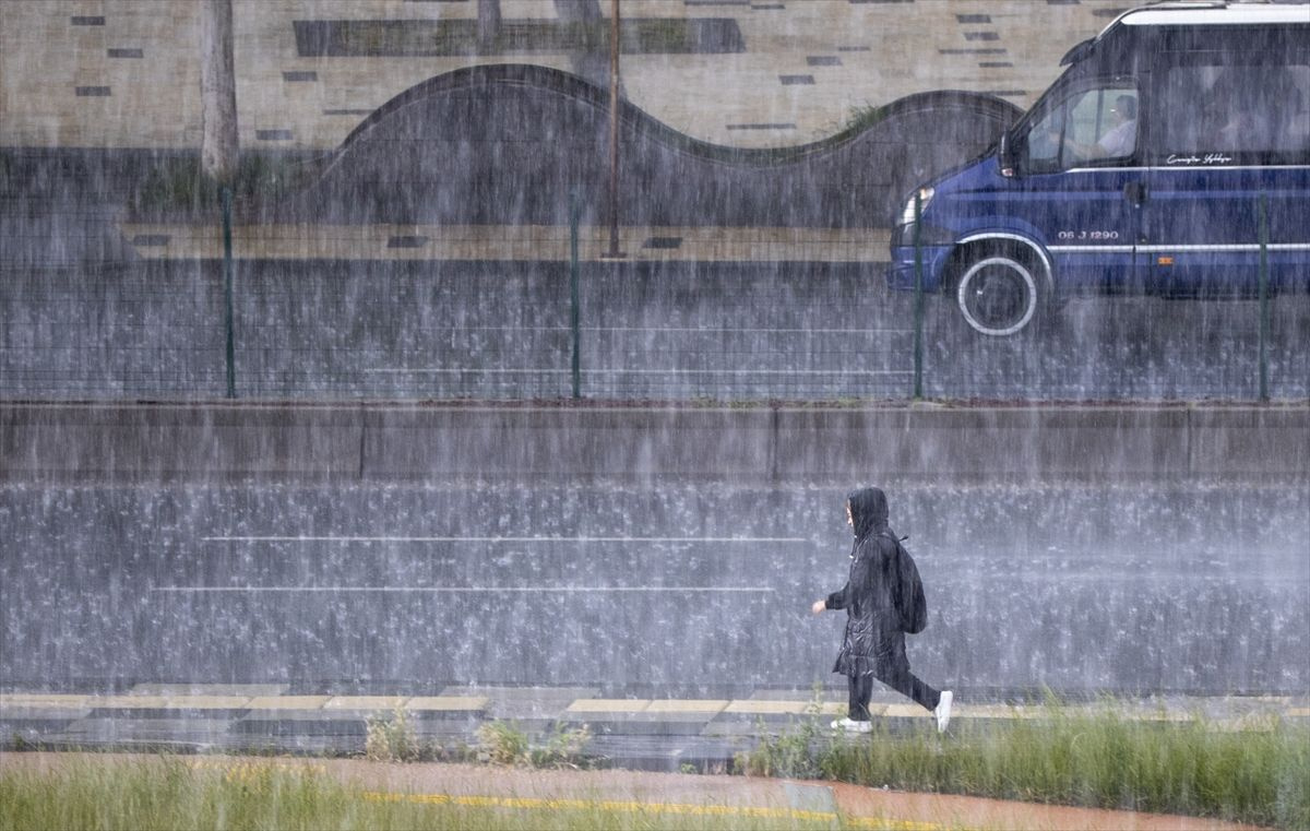 Ankara'da şiddetli yağış! Caddeler göle döndü araçlar sulara gömüldü