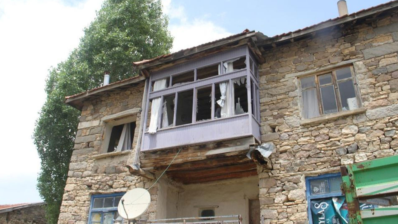 Konya'da kahvaltı yapan ailenin evine yıldırım düştü! Ortalık savaş alanına döndü inanılmaz görüntüler
