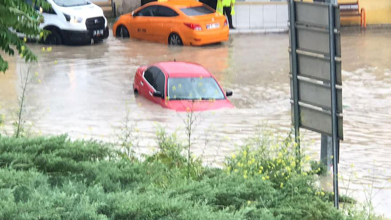Ankara'da şiddetli yağış! Caddeler göle döndü araçlar sulara gömüldü