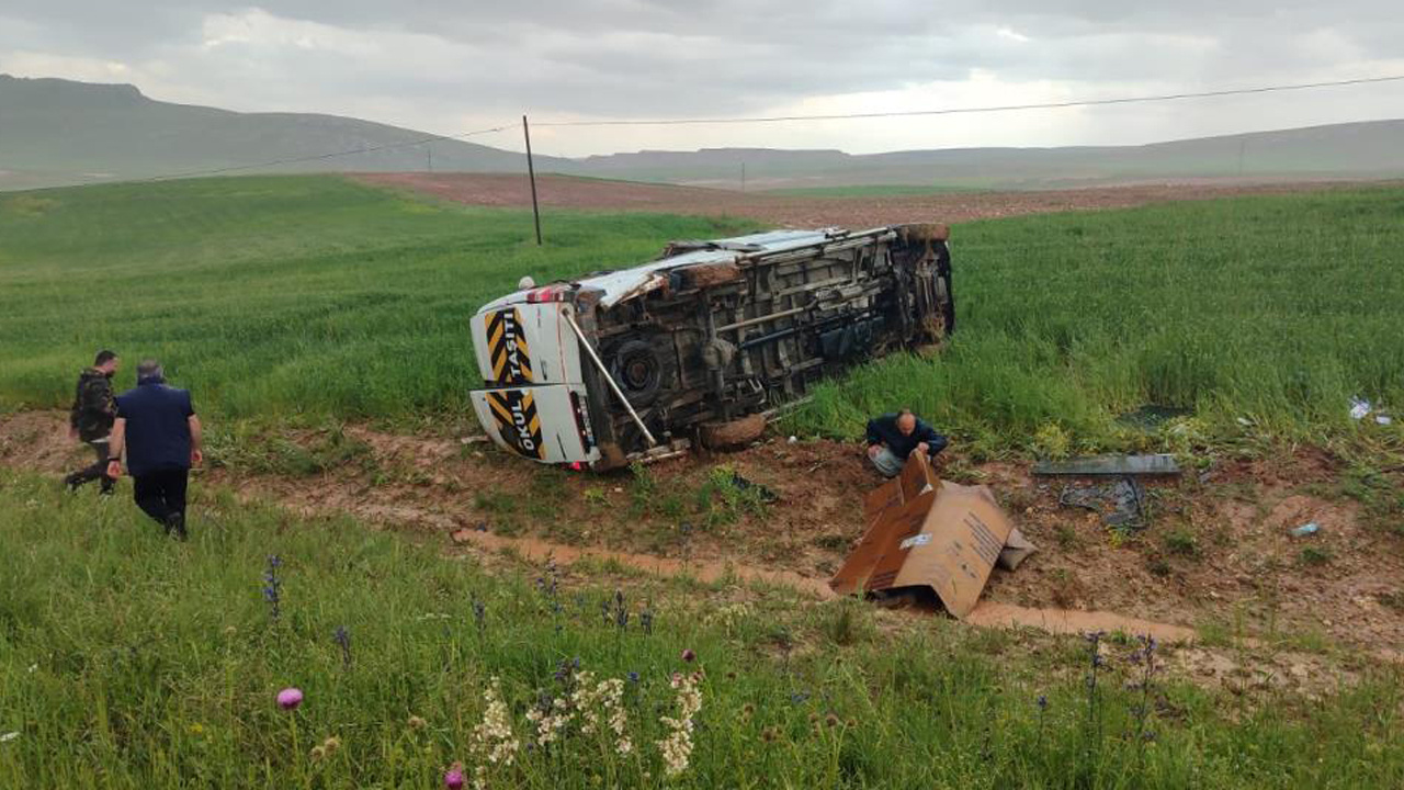 Sivas'ta feci kaza! Minibüs tarlaya uçtu: Çok sayıda yaralı var!