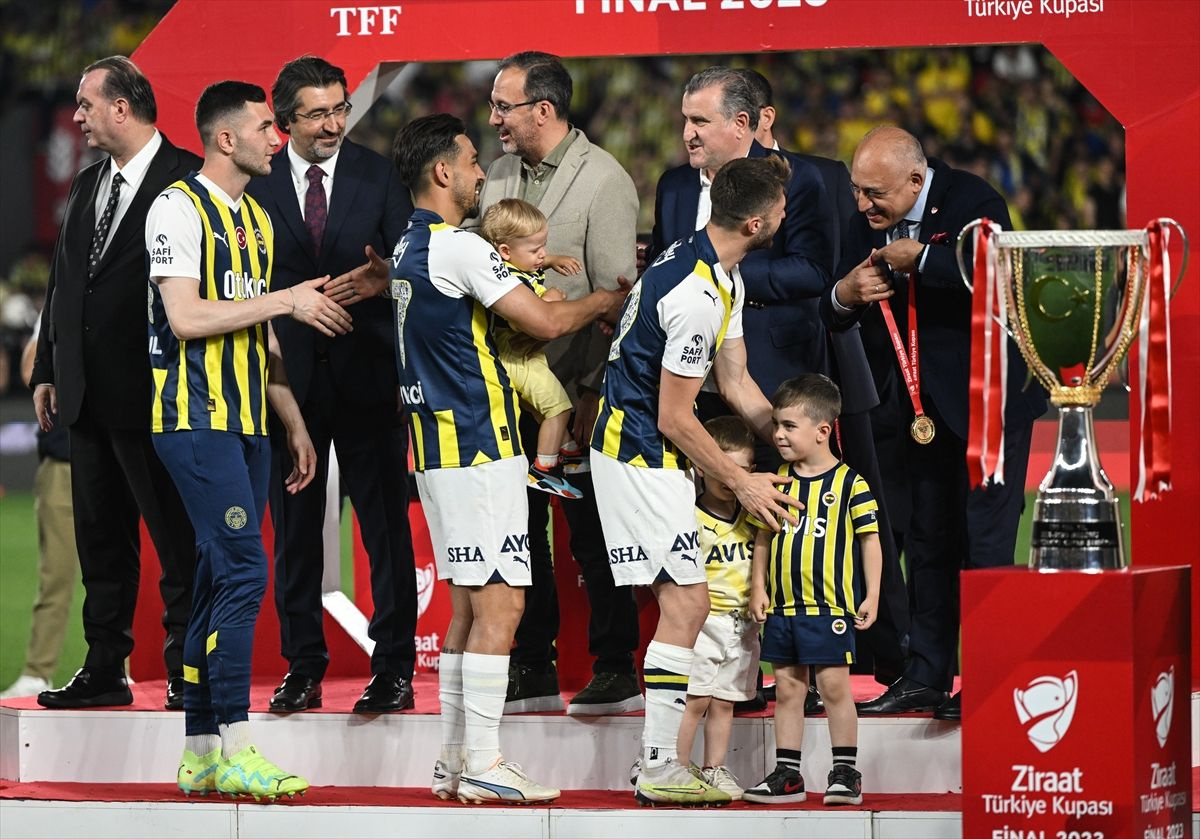Fenerbahçe'nin forma hamlesi dikkat çekti: Kupa törenine damga vuran olay!