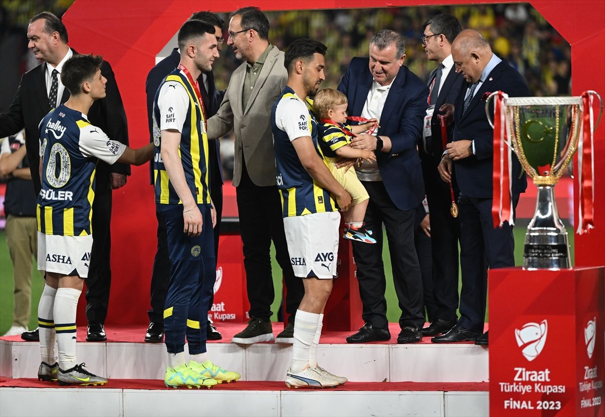 Fenerbahçe'nin forma hamlesi dikkat çekti: Kupa törenine damga vuran olay!