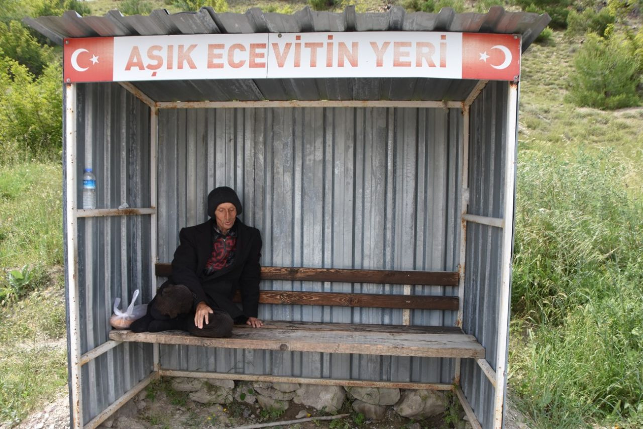 'Aşık Ecevit'in duygulandıran hikayesi: 24 yıldır sevdiği kadını aynı durakta bekliyor