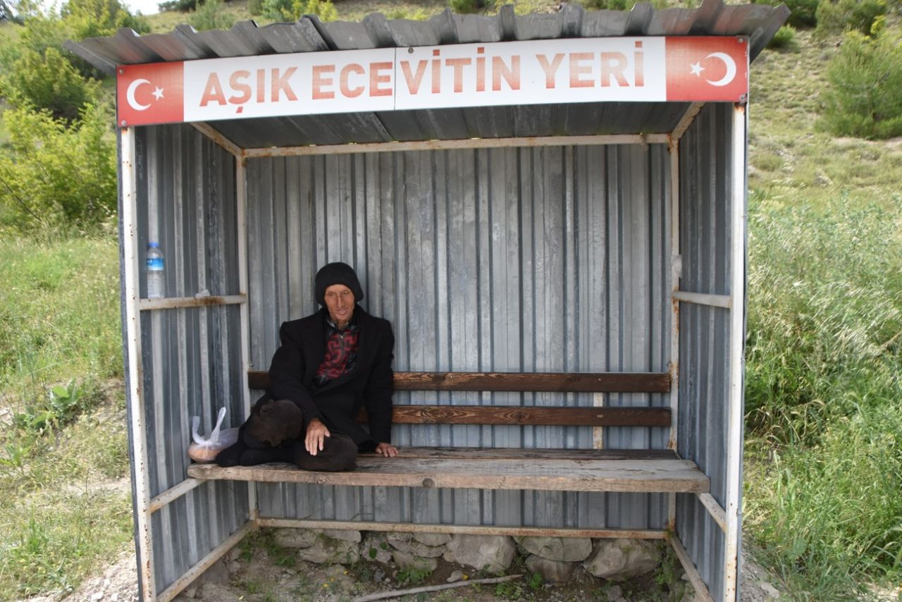 'Aşık Ecevit'in duygulandıran hikayesi: 24 yıldır sevdiği kadını aynı durakta bekliyor