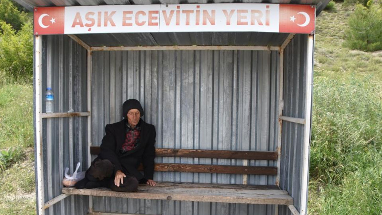 'Aşık Ecevit'in duygulandıran hikayesi: 24 yıldır sevdiği kadını aynı durakta bekliyor