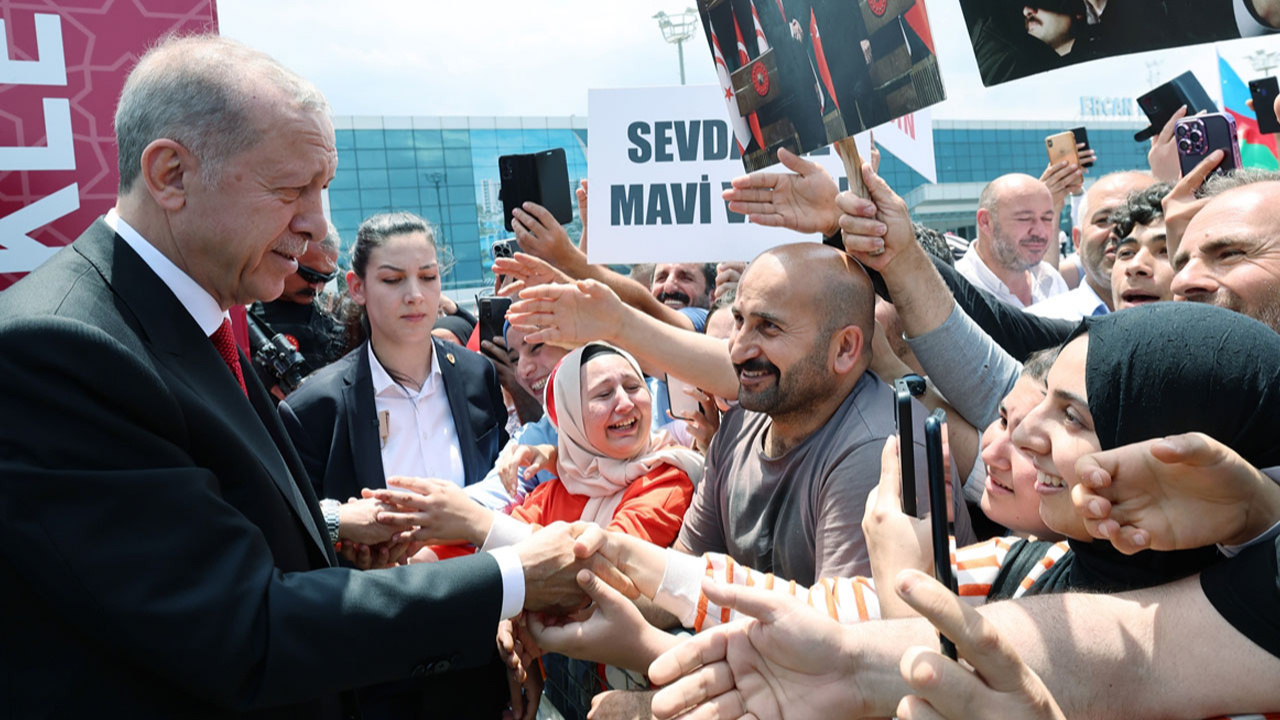 Cumhurbaşkanı Erdoğan ilk resmi ziyareti için KKTC'de! Sevgi gösterileri ile karşılandı