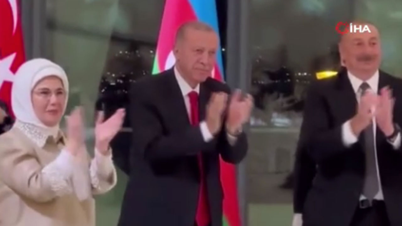 Sanatçı Azerin 'Çırpınırdın Karadeniz" türküsünü seslendirdi Erdoğan ayakta alkışladı