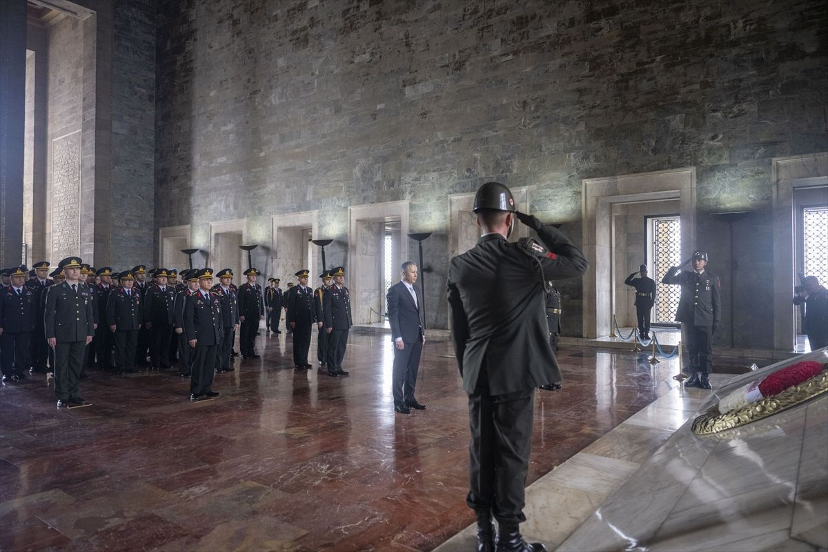 İçişleri Bakanı Ali Yerlikaya ve Jandarma heyeti Anıtkabir'de
