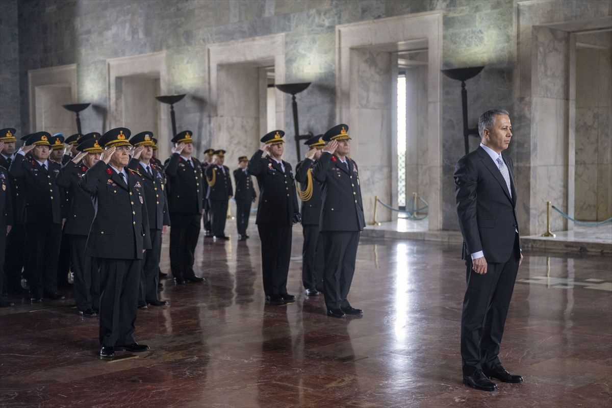 İçişleri Bakanı Ali Yerlikaya ve Jandarma heyeti Anıtkabir'de