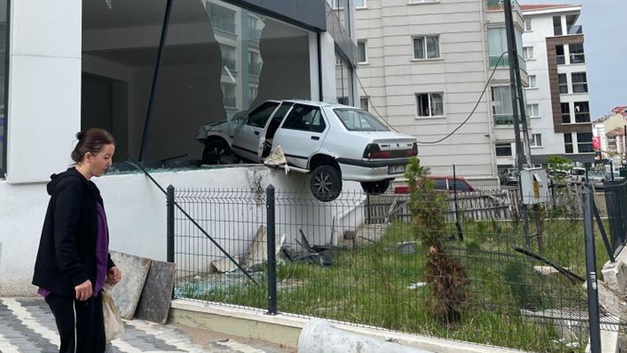 Ankara'da bir garip trafik kazası! Kaldırımdan seken araç dükkanda asılı kaldı
