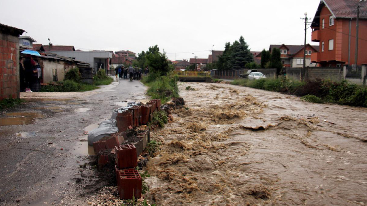 Sırbistan’da sel vurdu: OHAL ilan edildi!