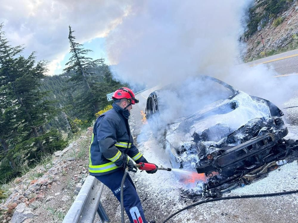 Antalya’da hareket halindeki otomobil alev alev yandı! Hurdaya dönen araç kullanılamaz hale geldi