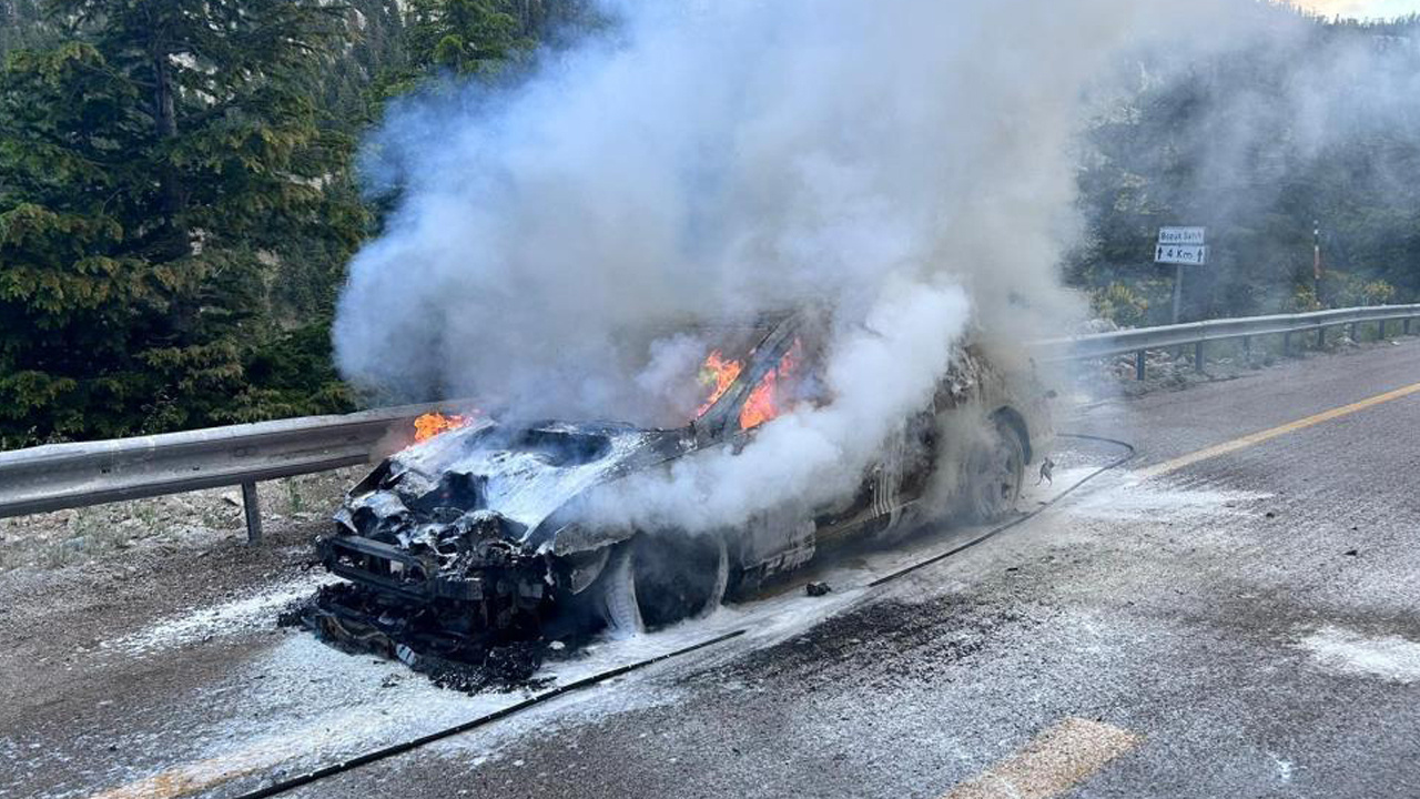 Antalya’da hareket halindeki otomobil alev alev yandı! Hurdaya dönen araç kullanılamaz hale geldi