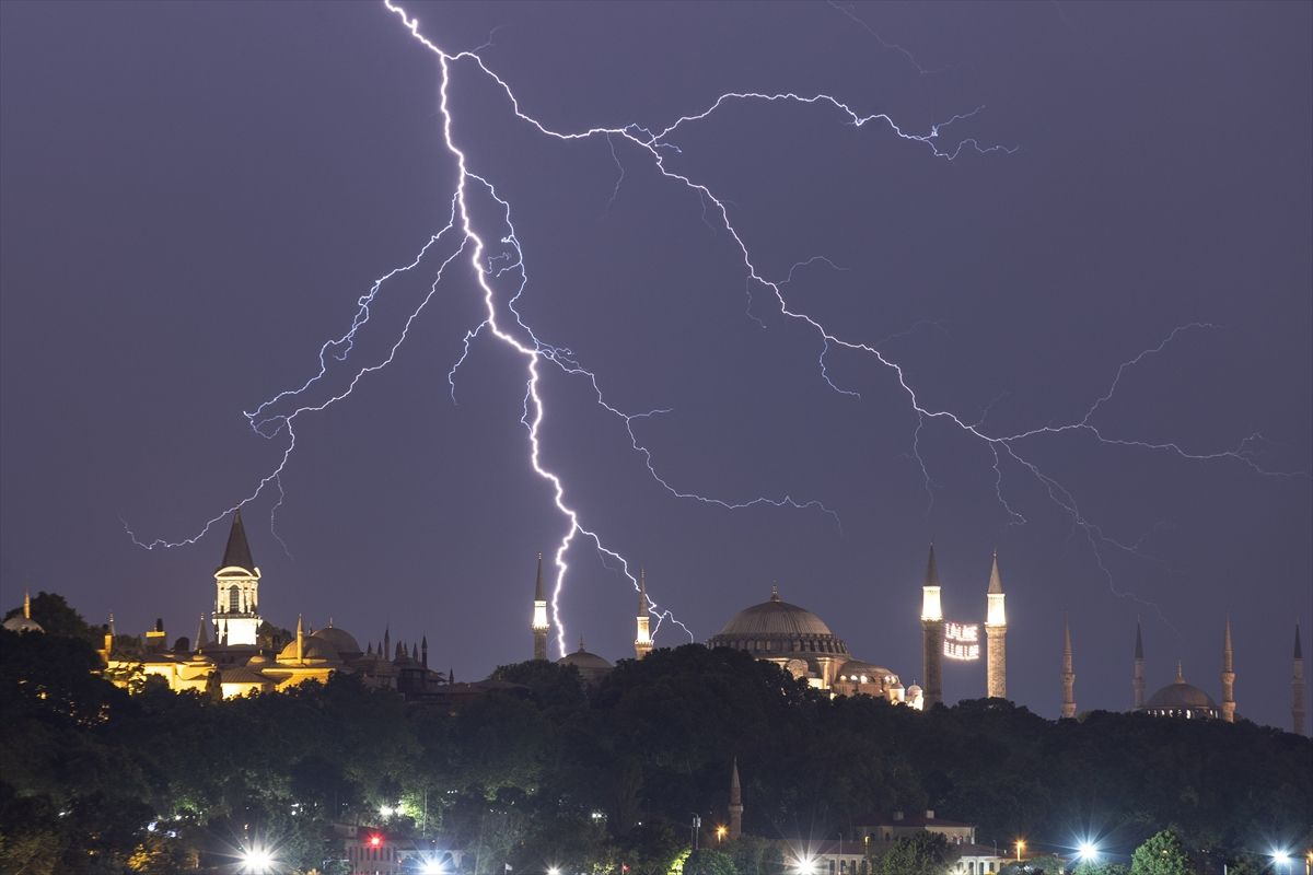Meteorolojiden 29 il için alarm verdi! İstanbul'da şimşekli gece sonrası sağanak bastırdı! Orhan Şen'den il il uyarılar