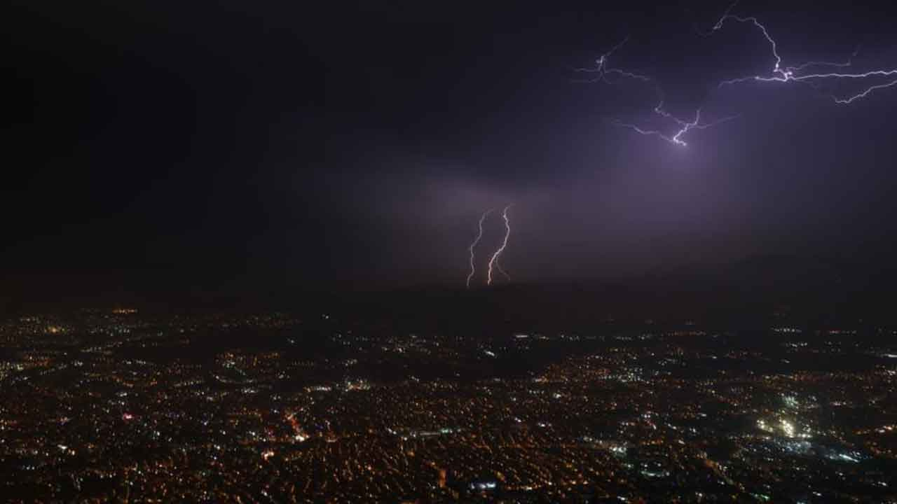 Meteoroloji uyarmıştı! Bursa'da yağış etkili oldu, şimşekler görsel şölen oluşturdu