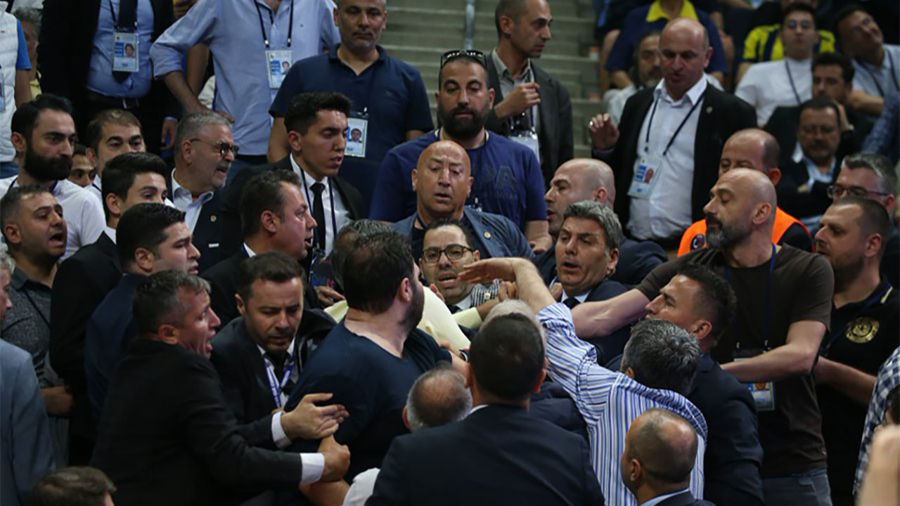 Fenerbahçe Kongresi'nde yumruklu kavga çıktı! Ali Koç, Aziz Yıldırım'a 'gel aday ol o zaman' dedi