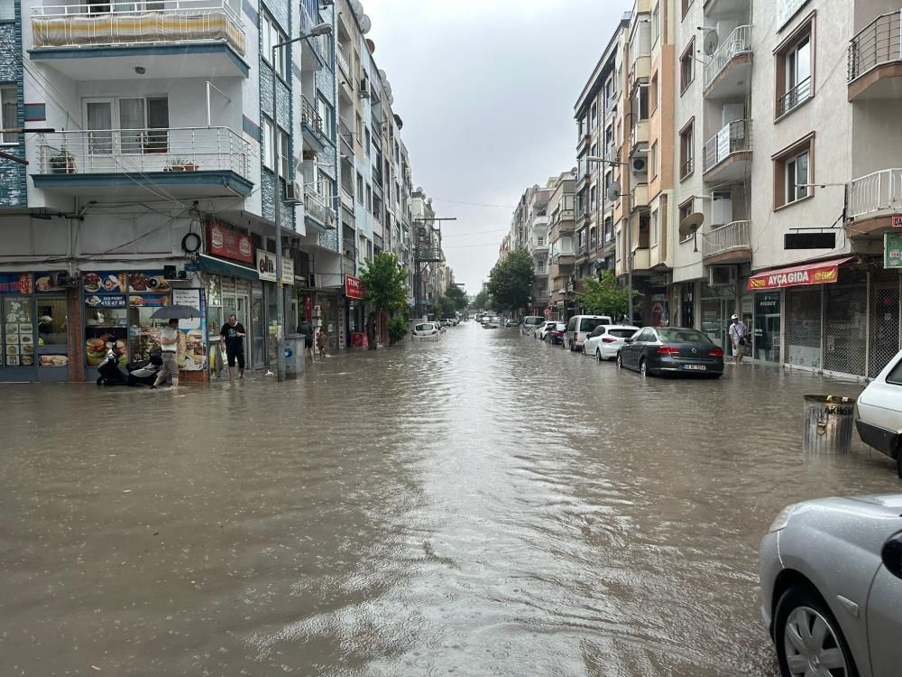 Akhisar'da hastaneyi sel suları bastı, hastalar tahliye edildi! Vali Karadeniz son durumu açıkladı...