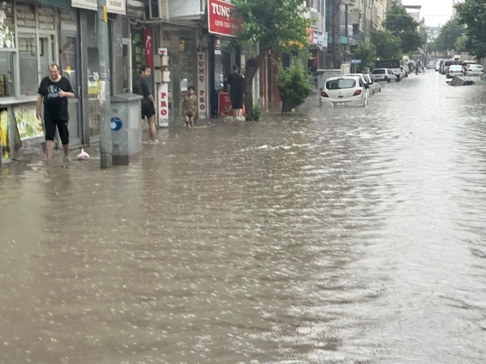 Akhisar'da hastaneyi sel suları bastı, hastalar tahliye edildi! Vali Karadeniz son durumu açıkladı...
