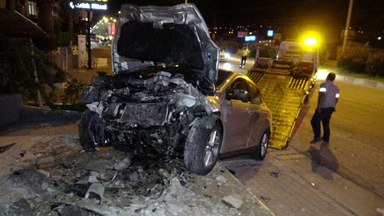 Mersin'de iki otomobil çarpıştı: 2 kişi öldü, 4 kişi yaralandı!