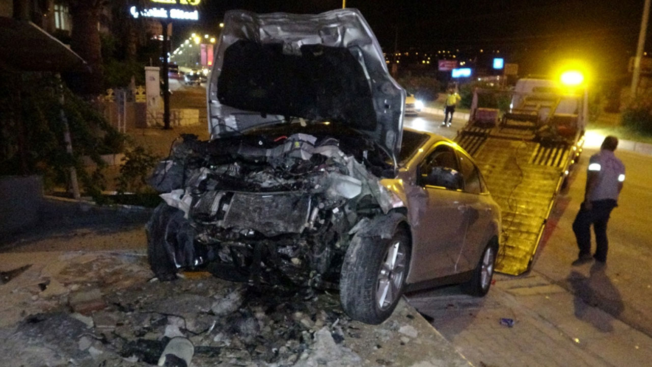 Mersin'de iki otomobil kafa kafaya çarpıştı: 2 ölü 4 yaralı