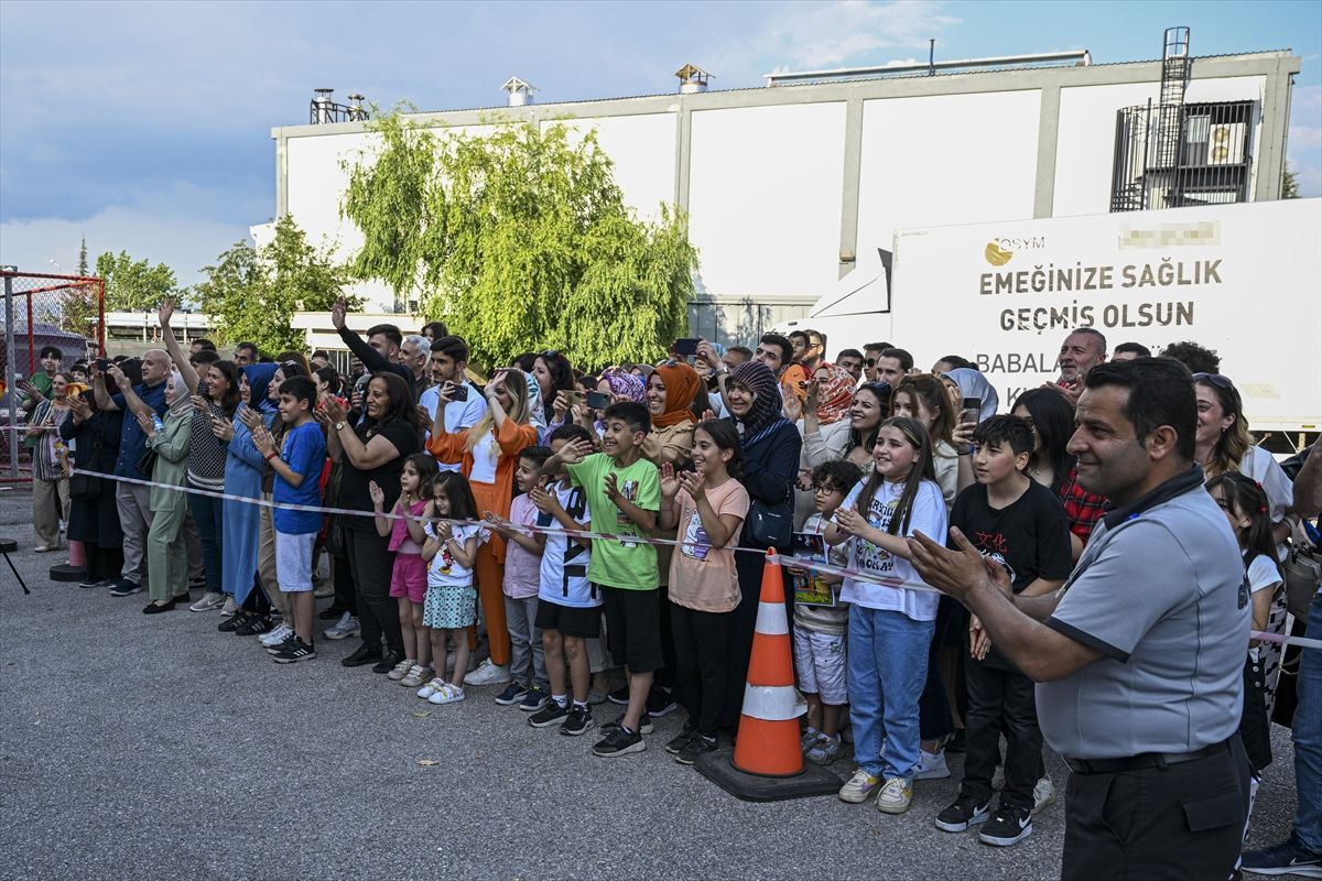 Dış dünyayla 45 gündür iletişimi olmayan ÖSYM görevlileri, YKS'nin ardından aileleriyle buluştu