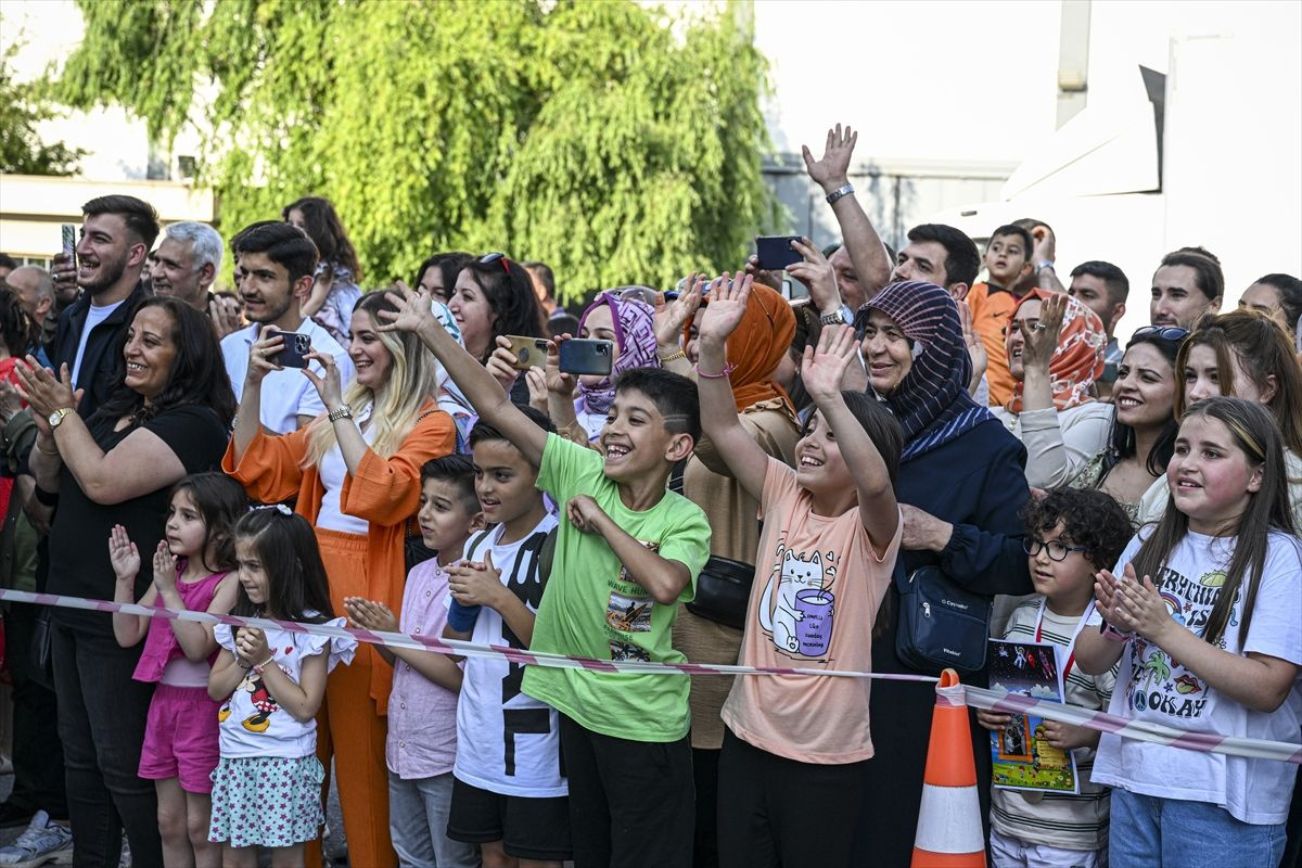 Dış dünyayla 45 gündür iletişimi olmayan ÖSYM görevlileri, YKS'nin ardından aileleriyle buluştu