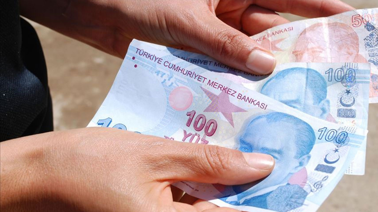 İzmir'de üzerinden 42 bin lira sahte para çıkan kişi tutuklandı!