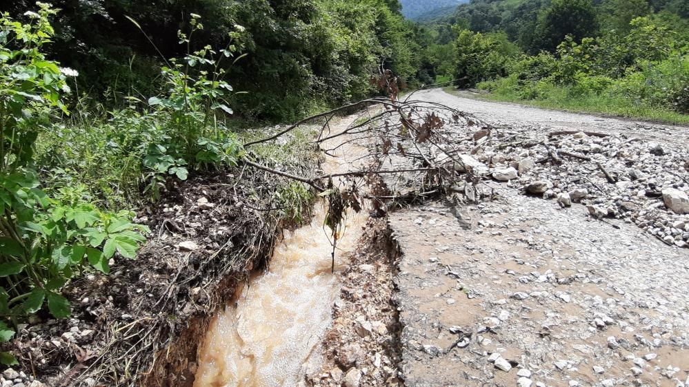 Bolu'da heyelan anı kamerada! Sağanak yağış hayatı felç etti: Bazı yollar kapandı, araziler zarar gördü!