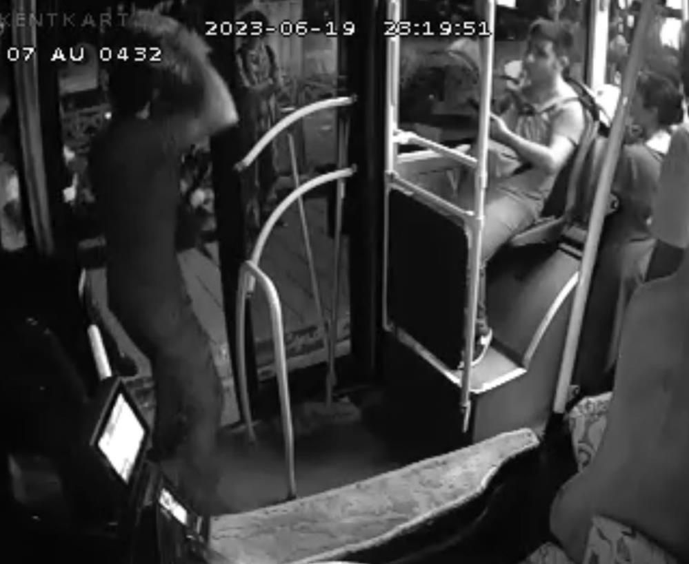 Antalya'da halk otobüsünde dehşet dakikaları: Ekmek bıçağıyla şoföre saldırdı!