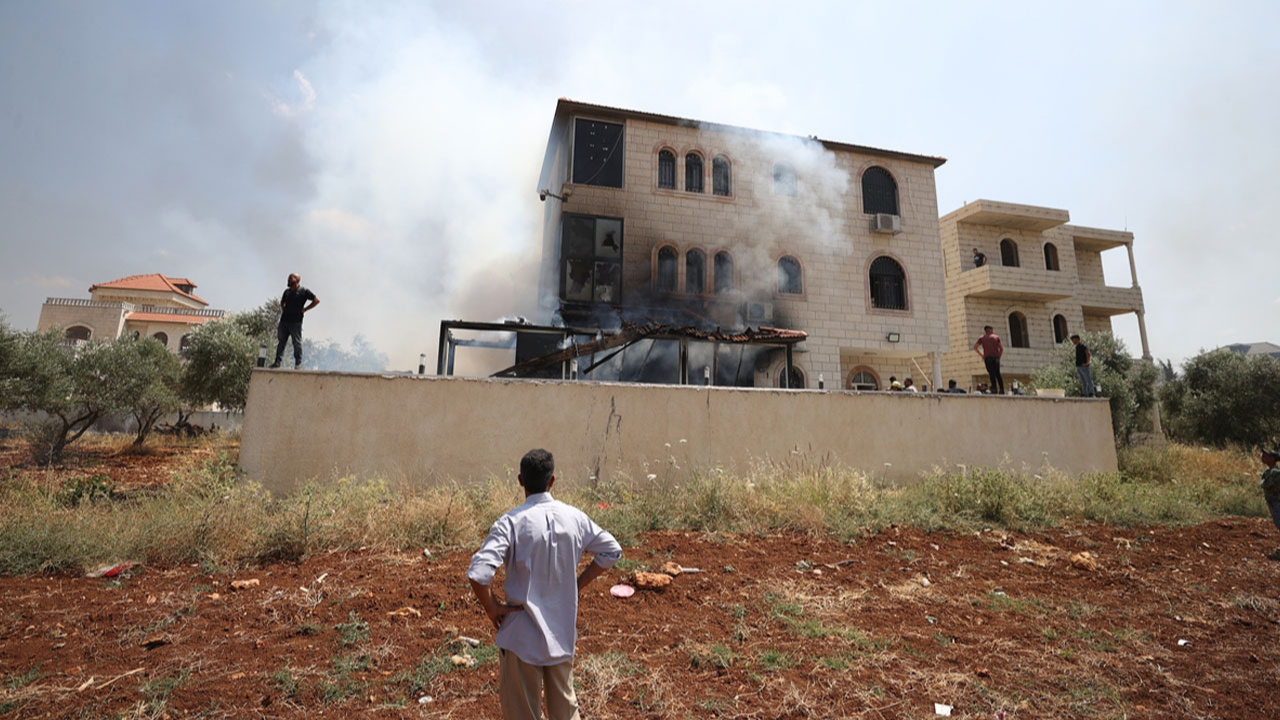Yahudi yerleşimciler, Batı Şeria'da Filistinlilere ait ev ve araçları ateşe verdi