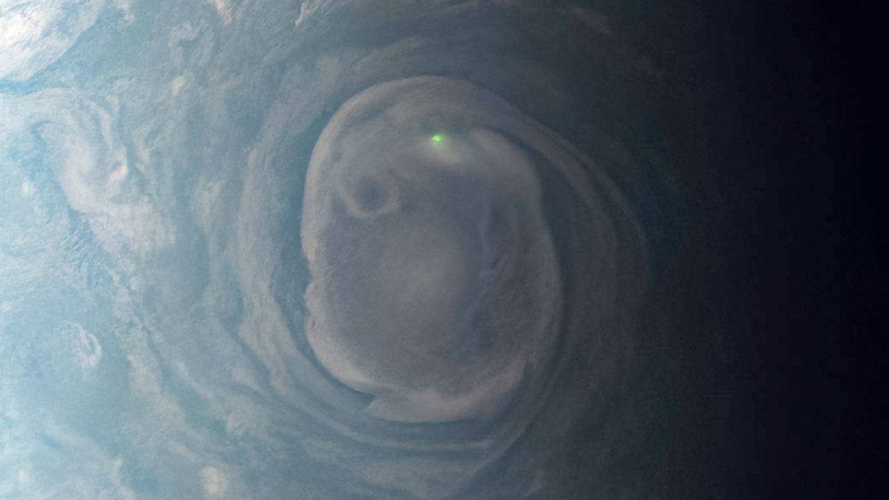 Jüpiter'de yeşil şimşekler çaktı Juno uzay aracı çekti NASA paylaştı