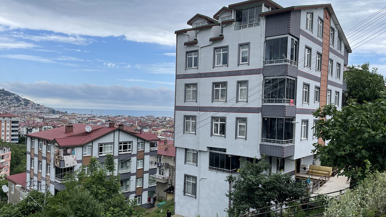 Ordu'da dehşet anları kamerada: Cam silerken 5. kattan böyle düştü