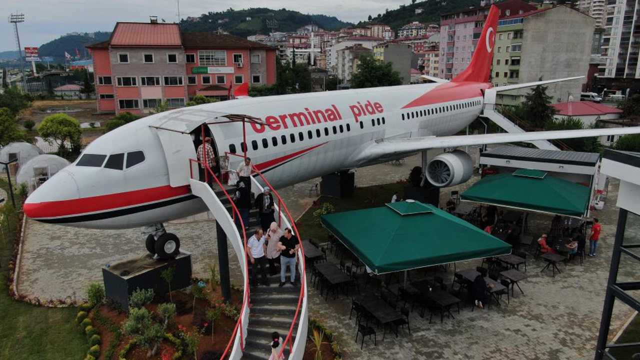 Turistlerden yoğun ilgi: Pistten çıkan uçak pide salonu olarak hizmet vermeye başladı!