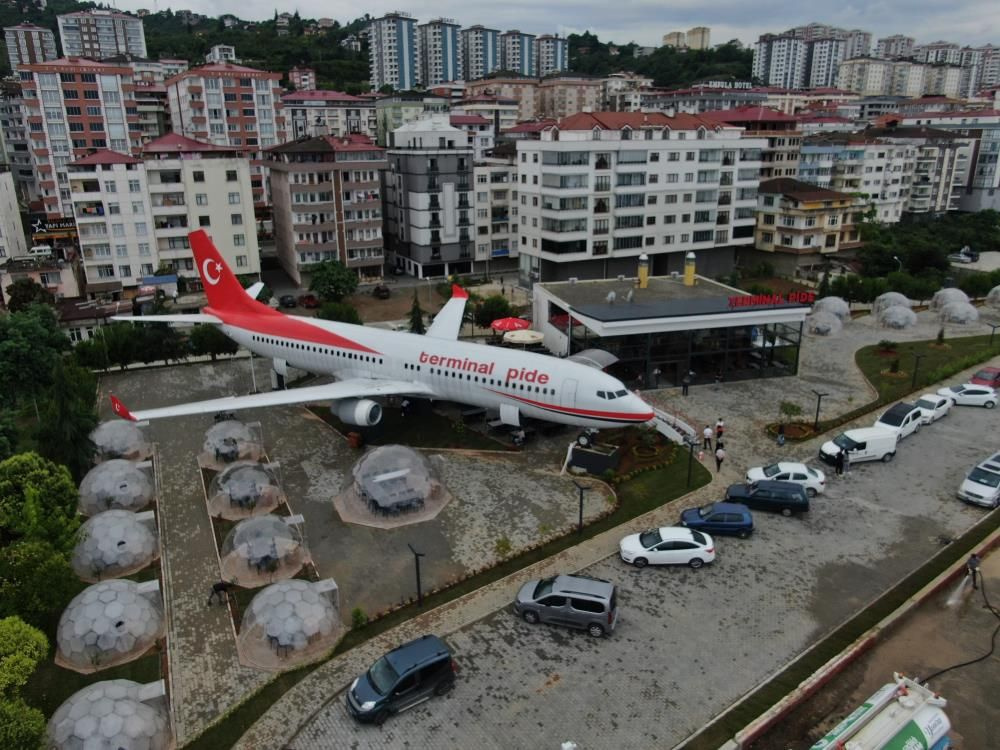 Turistlerden yoğun ilgi: Pistten çıkan uçak pide salonu olarak hizmet vermeye başladı!