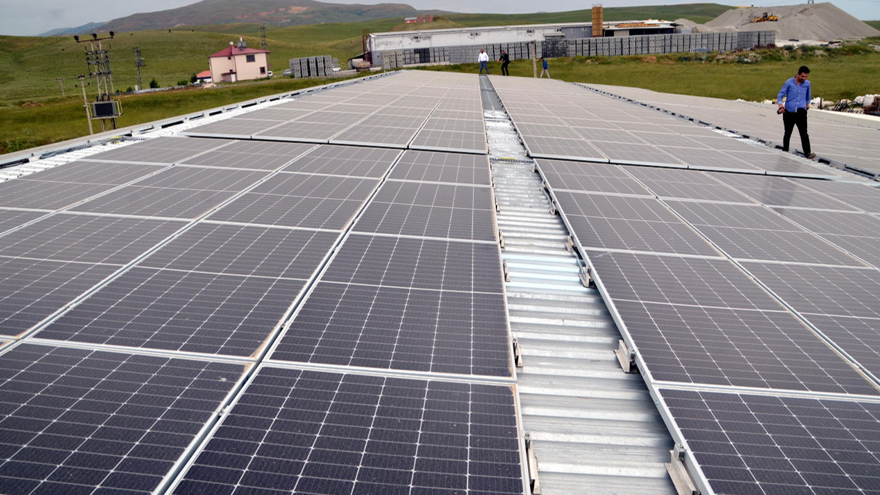 Muş'ta işletmeciler, fabrikaların çatısına kurdukları güneş panelleriyle elektrik üretiyor!