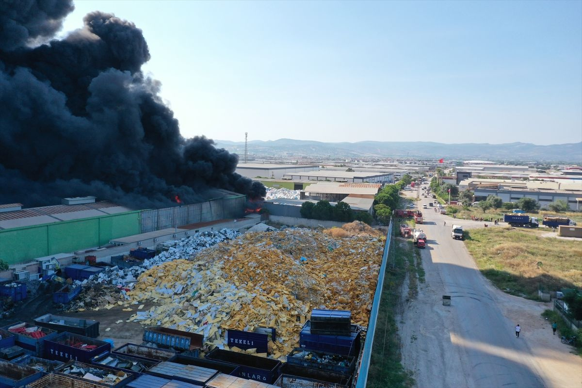 Manisa'da fabrika yangını! Dumanlar İzmir'i kapladı, 19 saat sonra kontrol altına alındı!