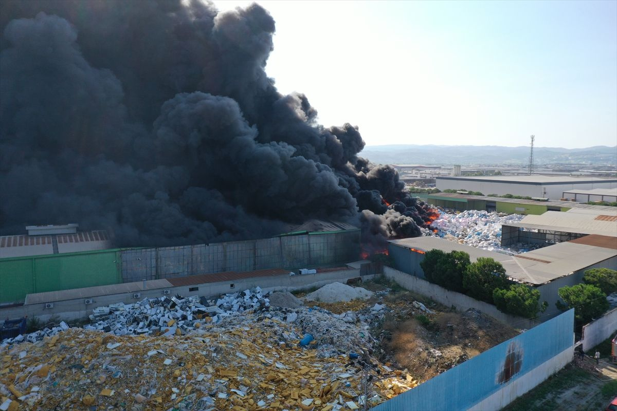 Manisa'da fabrika yangını! Dumanlar İzmir'i kapladı, 19 saat sonra kontrol altına alındı!