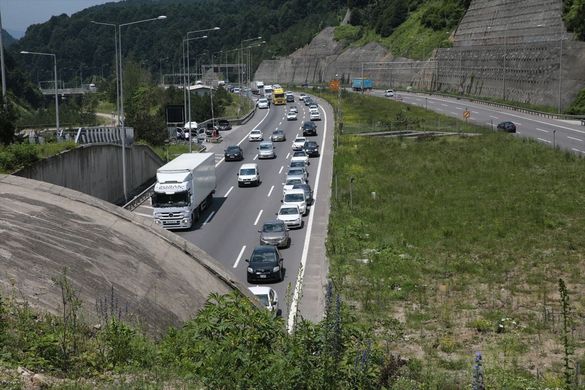 Bayram gelmeden kazalar geldi! Anadolu Otoyolu'nun Bolu geçişinde bayram trafiği başladı