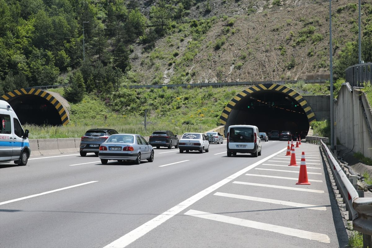 Bayram gelmeden kazalar geldi! Anadolu Otoyolu'nun Bolu geçişinde bayram trafiği başladı