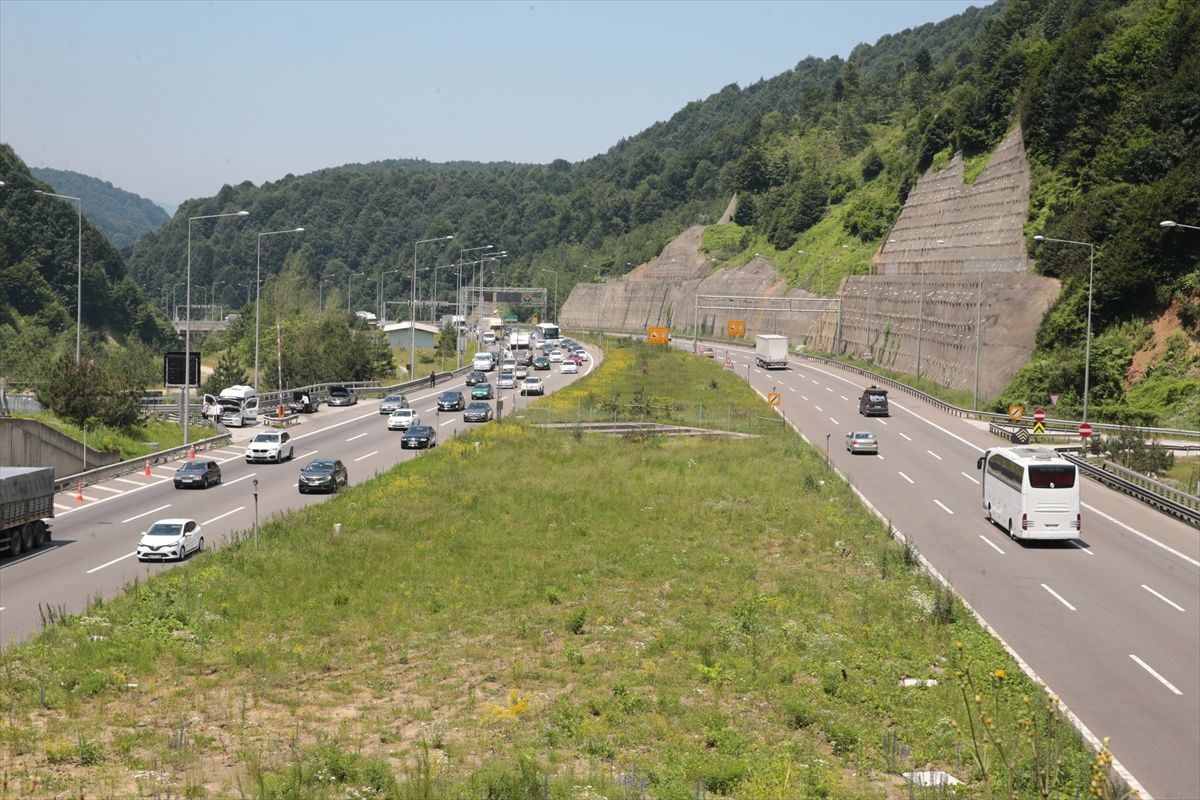 Bayram gelmeden kazalar geldi! Anadolu Otoyolu'nun Bolu geçişinde bayram trafiği başladı