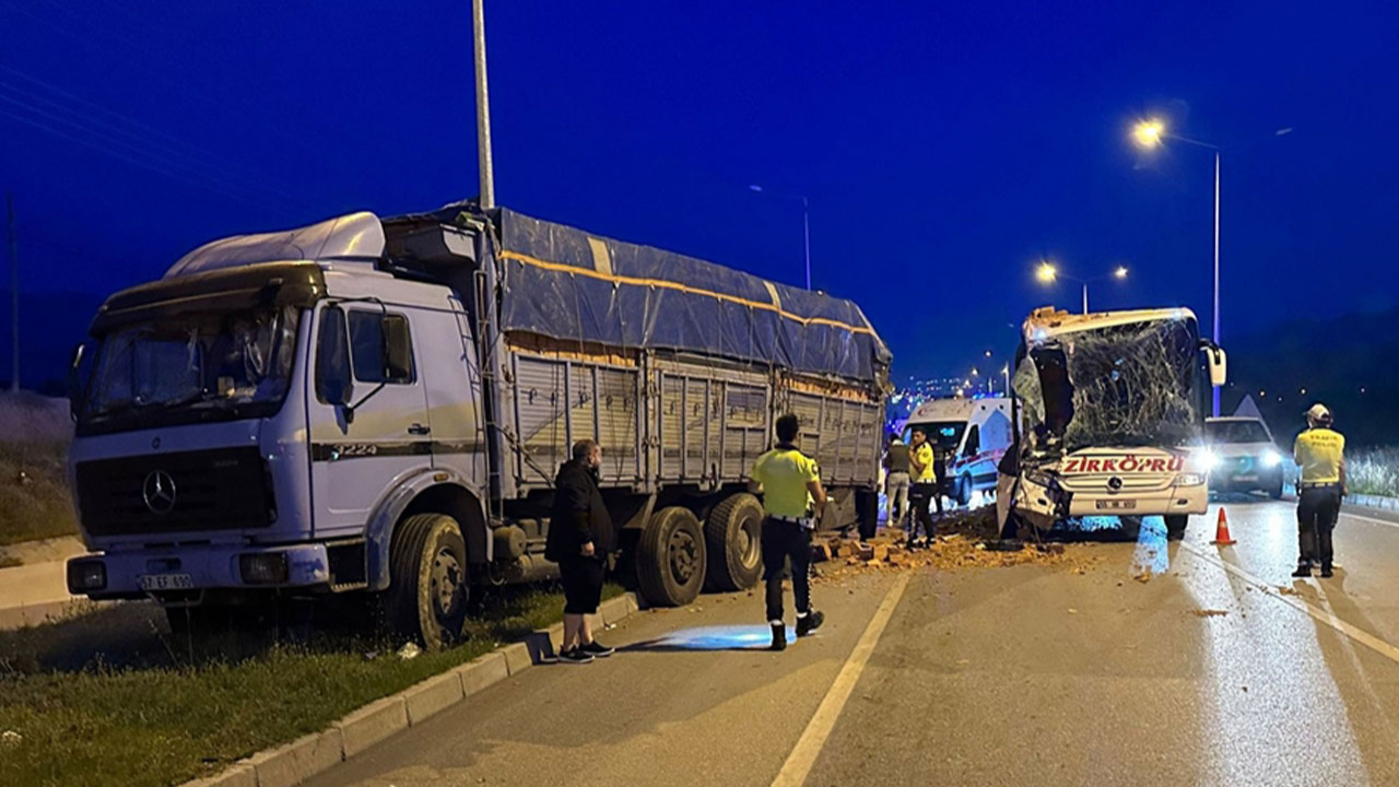 Çorum'da yolcu otobüsü ile tuğla yüklü kamyon çarpıştı: 1 ölü, 9 yaralı
