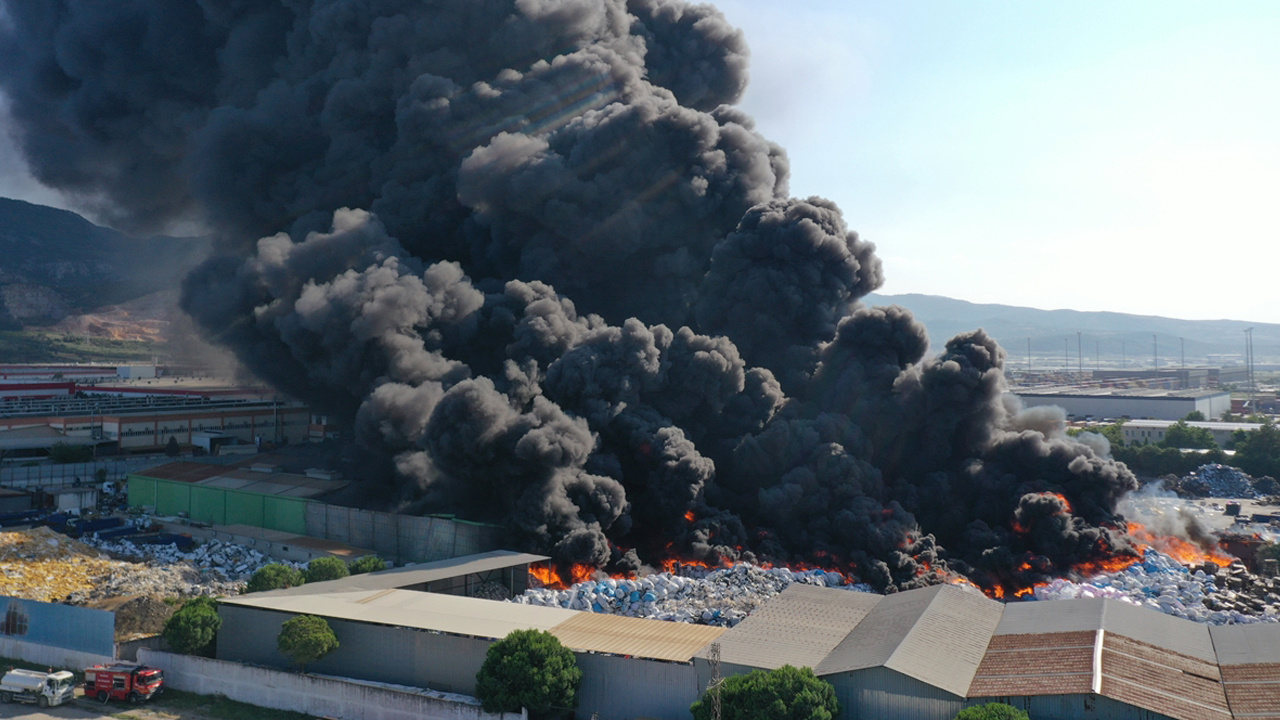 Manisa'daki korkutan fabrika yangını sonrası kritik uyarı! "Mecbur kalmadıkça pencerelerinizi açmayın"