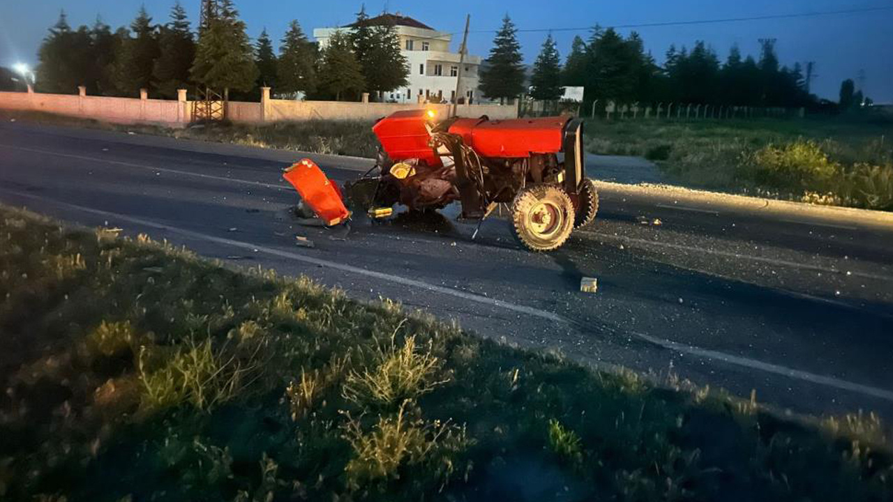 Afyonkarahisar'da feci kaza! Otomobilin çarptığı traktör 3 parçaya bölündü, 2 kişi yaralandı