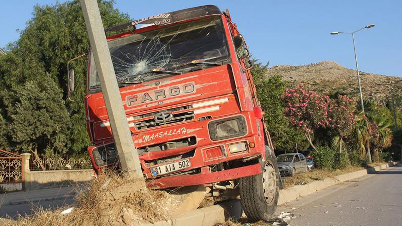 Hatay'da freni arızalanan kamyon minibüse çarptı: 3 asker yaralandı